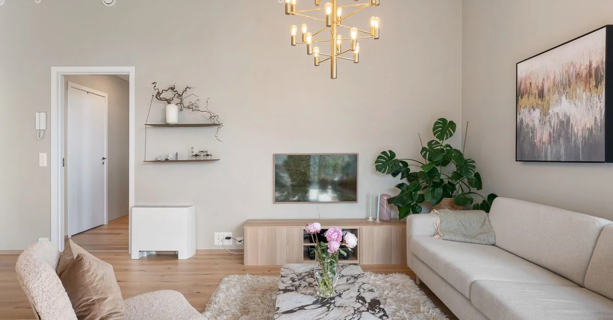 Salon élégant avec un design minimaliste, des meubles moelleux et un éclairage stylé.