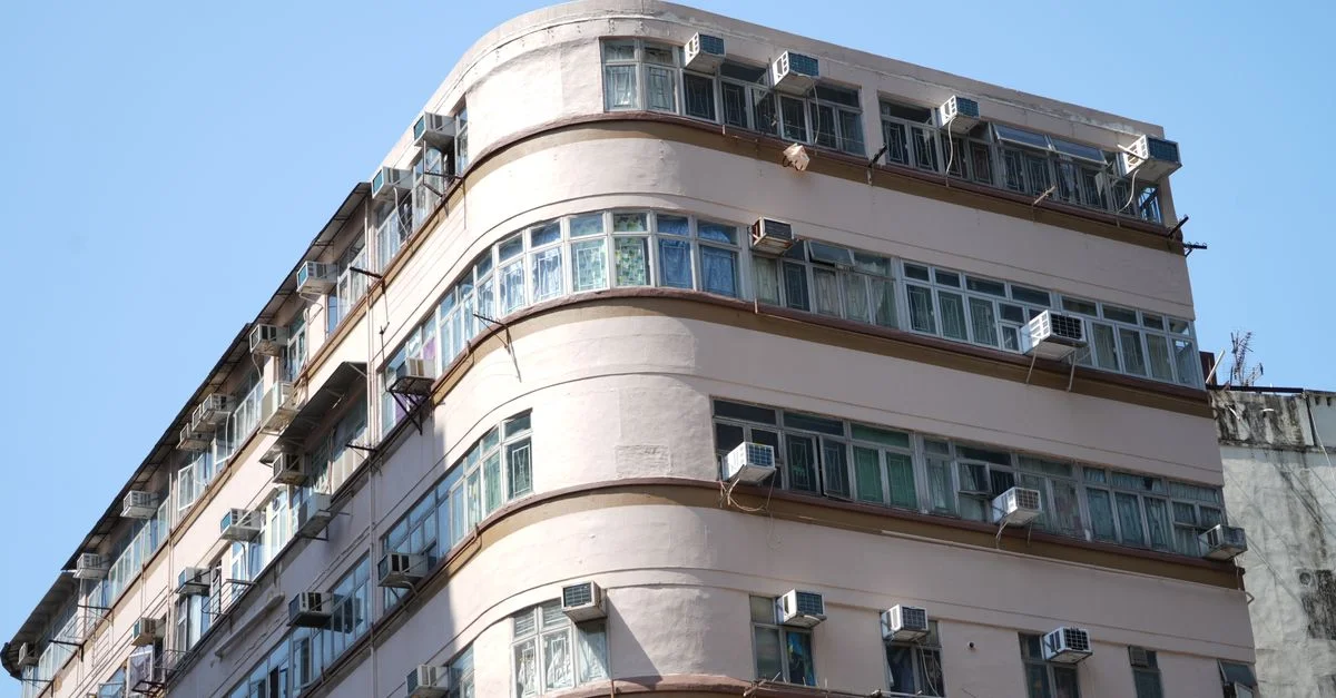 Vue d'un immeuble d'appartements moderniste à Hong Kong, mettant en valeur sa façade unique.