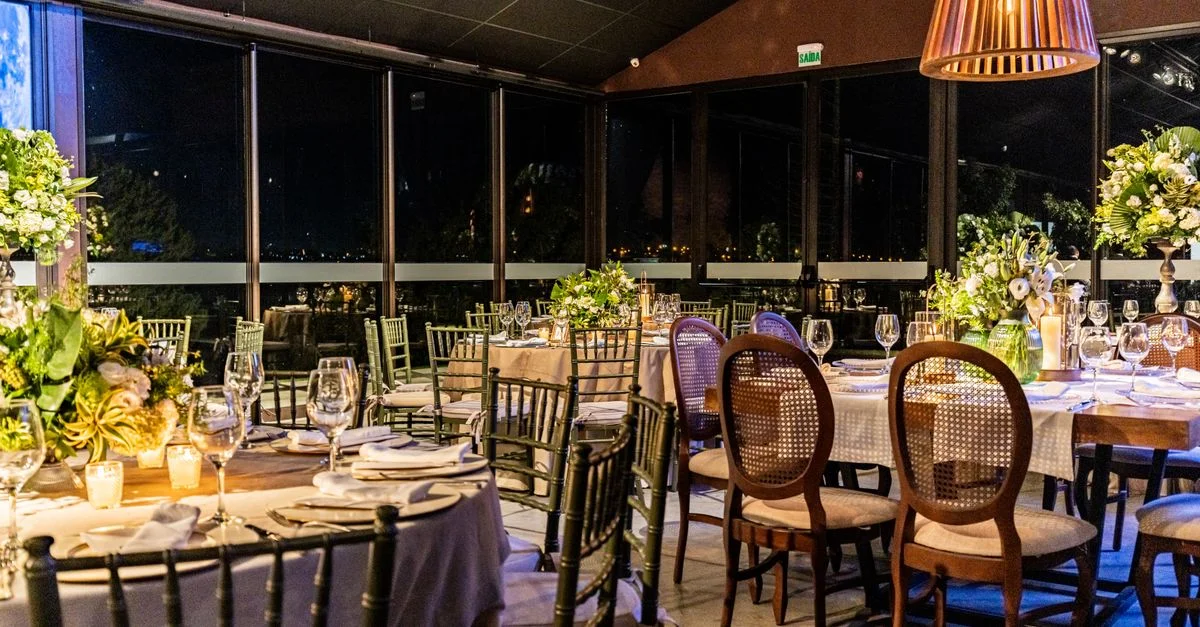 Tables magnifiquement dressées dans un cadre sophistiqué de restaurant intérieur avec une ambiance nocturne et un décor élégant.