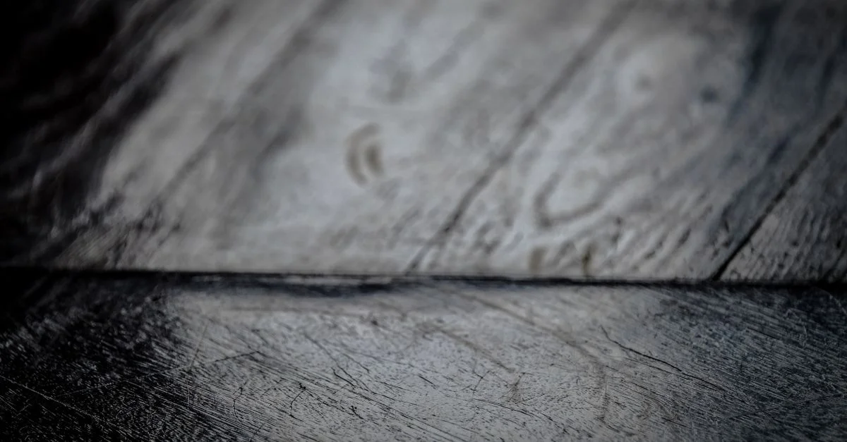 Gros plan détaillé d'une surface en bois rustique mettant en valeur des motifs et textures de grain uniques.