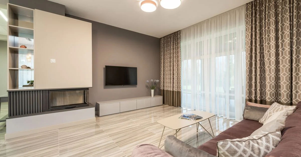 Salon moderne spacieux et lumineux avec décoration élégante et mobilier contemporain.
